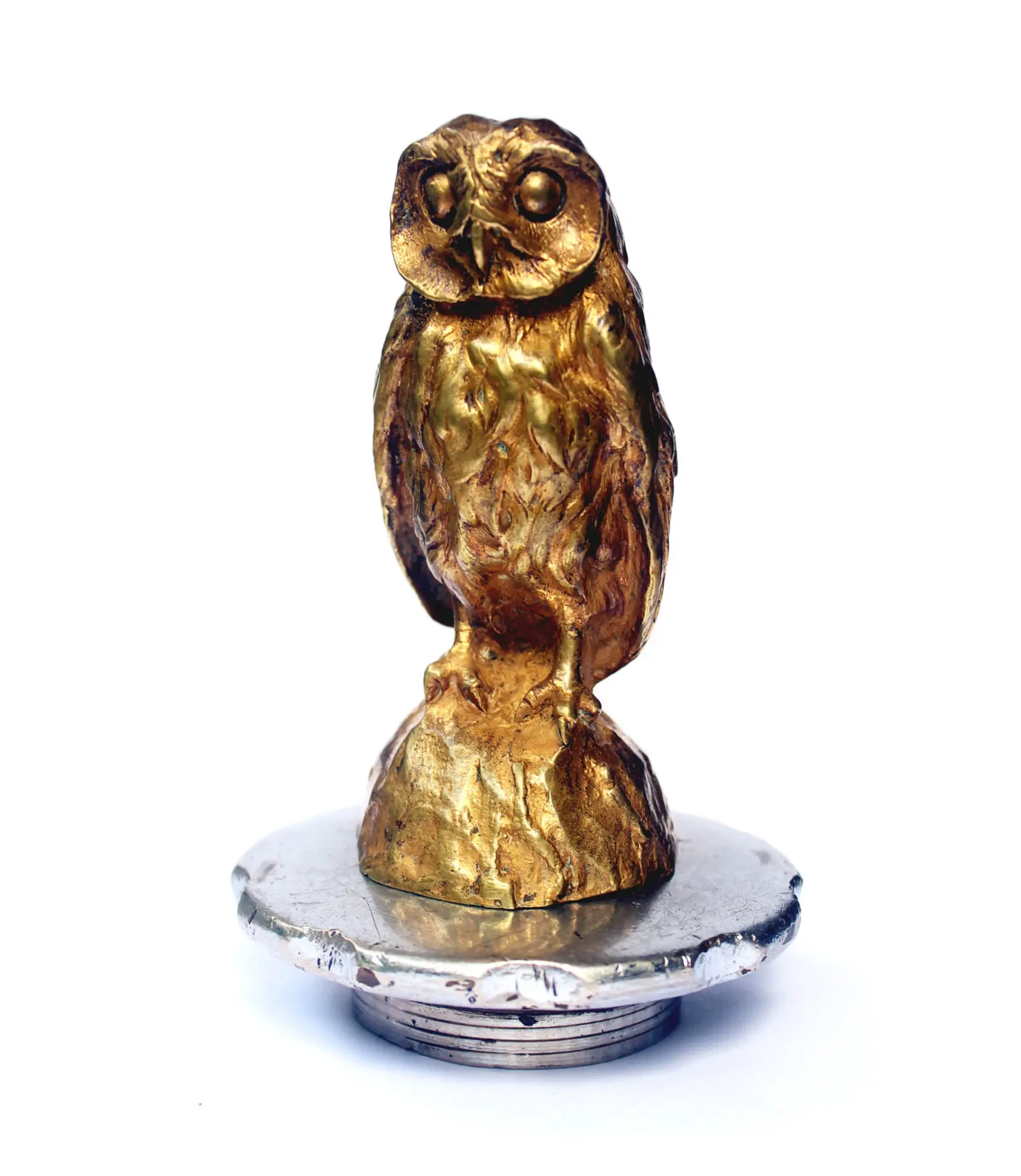 A beautiful automobile radiator mascot by master sculptor Antoine Bofill. By vividly depicting an owl, the artist brings this popular theme to life within the world of radiator mascots. Crafted in bronze with a beautiful patina, it is signed by Bofill and stamped by the MAM foundry. It is displayed on a large radiator cap. It measures approximately 11.5 cm (not including the radiator cap). A similar piece is described and photographed in Michel Legrand's renowned book "Mascots Passion" on page 197, plate 558.