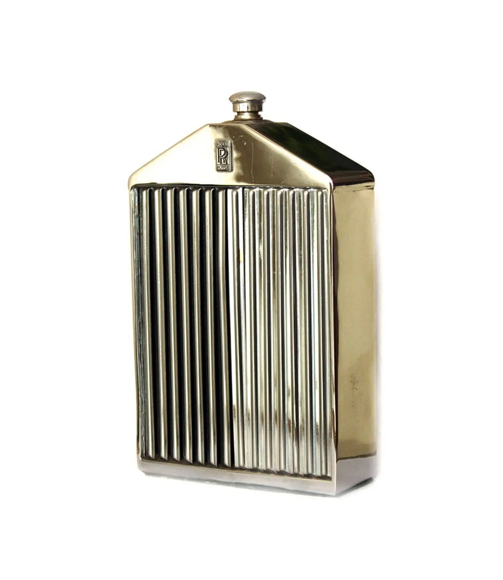 Chrome plated facsimile of a Rolls Royce radiator grille, enclosing a glass decanter; black enamel detail to the Rolls Royce logo; the radiator cap serves as a screw-fitted lid. Measures 19.5 cm high x 11.9 cm wide x 4.5 cm deep aprox. Inscribed on back RUDDSPEED LTD (ENGLAND) REG. DESIGN N°910435. Used, with some minor scratches and discoloration.